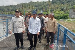 Menteri Lingkungan Hidup tinjau embung Wukirsari Bantul lokasi terdampak banjir