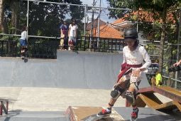 Pemain skateboard wanita di Bali berkebaya rayakan Kartini