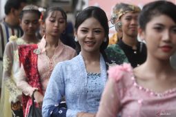 Berbagi kiat padukan kebaya dengan gaya lebih kekinian