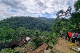 BPBD Trenggalek tangani longsor yang rusak tiga rumah warga di Ngadimulyo