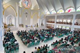 Ribuan umat Katolik ikuti misa Paskah di Kendari