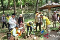 Jaga lingkungan, Pemkot Kediri tanam pohon di area Gua Selomangleng