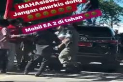 Mobil Dinas Wabup Bima diamuk massa mahasiswa
