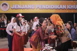 Khofifah tegaskan proses hukum berlanjut meski ijazah diterbitkan ulang