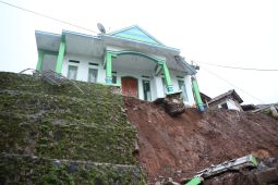 Pemkab Garut menyiapkan relokasi rumah warga korban tanah bergerak