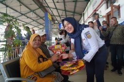 KAI Madiun bagikan suvenir ke penumpang perempuan pada Hari Kartini