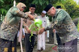 Kemenag Aceh Barat tanam ratusan pohon matoa untuk hijaukan lingkungan
