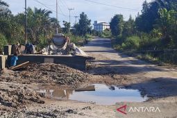 Pemkab Gumas kucurkan Rp300 juta tangani jalan rusak di Tumbang Lampahung