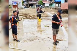 BPBD Murung Raya bersihkan fasilitas umum dari lumpur pasca banjir