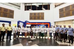 Hari Kartini, FL BRI Kanca Makassar Ahmad Yani kenakan pakaian adat layani nasabah