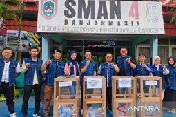 ISFO serahkan keranjang sampah kepada SMA Kota Banjarmasin