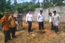 Hari Bumi 2025, Kemenag Belitung tanam dan bagikan ratusan bibit pohon matoa