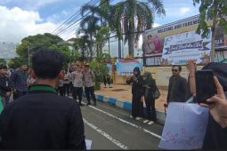 Mahasiswa Pacitan gelar aksi damai protes kasus polisi perkosa tahanan