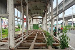 Warga sayangkan kondisi halte Transjakarta di Jalan Bekasi-Cakung terbengkalai