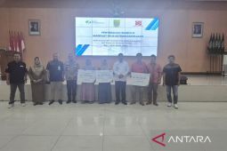 Pemkab Bekasi serahkan santunan dan bantuan Rp1,1 miliar program BPJS Ketenagakerjaan