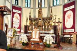 Jenazah Paus Fransiskus disemayamkan di Basilika Santo Petru hingga Sabtu, 26 April 2025s