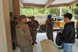 Satpol PP Damkar Murung Raya bina pelajar yang berkeliaran saat jam belajar