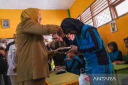 Pemkot bagikan 231 paket MBG ke pelajar SD di Kendari