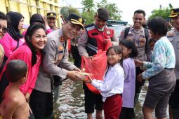 Kapolres Barsel berikan bansos kepada warga terdampak banjir