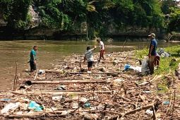 Pemkab OKU bersihkan sampah di  Sungai Ogan cegah banjir