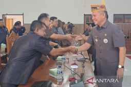 Aksi berbalas pantun hangatkan suasana penyampaian enam raperda Gumas