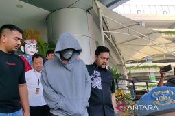 Terkait kasus narkoba, artis Fachry Albar jalani pemeriksaan kesehatan di Polres