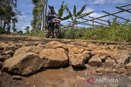 Jalan rusak di Kabupaten Bandung Barat