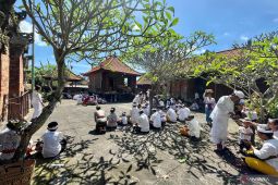 Umat Hindu Bali rayakan Galungan dengan bersembahyang di pura
