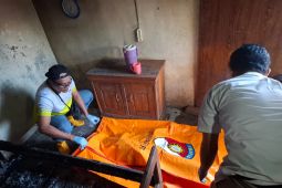 Polisi Blitar evakuasi korban meninggal akibat kebakaran