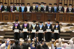 Rektor Unair kukuhkan enam guru besar baru