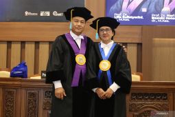 Pasutri Dosen Unair dikukuhkan bersamaan sebagai guru besar