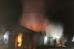 Damkar kerahkan tiga unit mobil padamkan kebakaran rumah di Desa Bencah Bangka Selatan