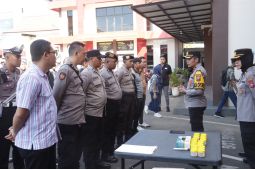 Cegah judi daring, Polres Jember razia ponsel anggota