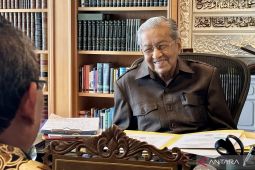 Mahathir Mohamad masih berkendara dan berkuda