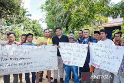 Tinjau jalan rusak, Bobby : Perbaiki jalan provinsi tiga kabupaten tahun ini