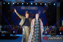 Wali Kota Bima hingga kepala kantor BUMN jadi model di Festival Rimpu Mantika 2025