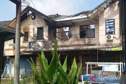 Petugas Damkar Bekasi hari ini evakuasi empat korban kebakaran ruko