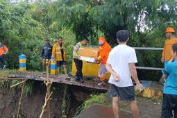 Polisi dan warga bangun jembatan darurat Pasawane terputus akibat terjangan banjir