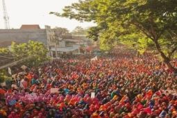 Puluhan ribu warga semarakkan pawai di Festival Rimpu Mantika 2025