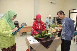 Peringati Hari Kartini 2025, IKWI Jatim gelar lomba merangkai bunga kebun