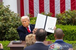 Trump cabut aturan pembebasan bea masuk bagi barang bernilai kecil asal China