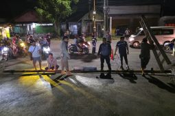 Pemkab Jember bongkar portal di perlintasan yang dipasang KAI