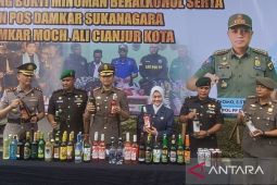 Ribuan botol miras berbagai merek dimusnahkan di pendopo Cianjur