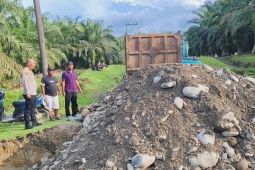 Polsek Bahorok antisipasi perbaikan akses jalan amblas hubungkan dua desa