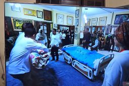 Ini rangkaian prosesi jenazah Bunda Iffet di markas Slank Jalan Potlot