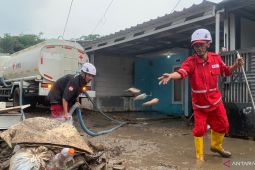 Damkar Cianjur turunkan armada membantu korban banjir bersihkan rumah