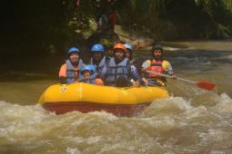 Wisata arung jeram Sungai Samir