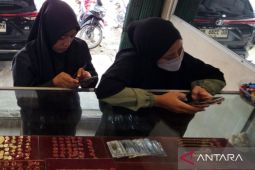 Harga emas perhiasan di Palembang masih tinggi Rp10.100.000 per suku