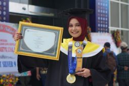 Romiana, mahasiswi Magister FIB Unair lulus 1,5 tahun dengan IPK 4,00