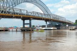 Pelindo Regional 4 bantu evakuasi kapal tongkang PT SKA di Samarinda